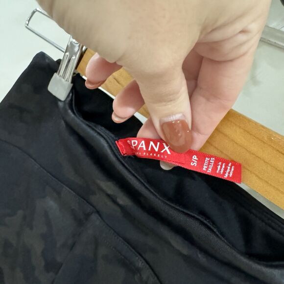 Spanx Black Shiny Camo Printed Small Leggings Slimming - Picture 2 of 4